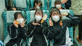 文總攜手霞海城隍廟特製平安符贈「橘色惡魔」有「橘色惡魔」之稱的日本京都橘高校吹奏樂部再度訪台，中華文化總會特別與台北霞海城隍廟攜手特製造型平安符，10日贈送給團員們。（文總提供）中央社記者王寶兒傳真  112年12月10日