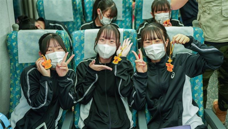 霞海城隍廟送祝福　橘色惡魔制服變平安符