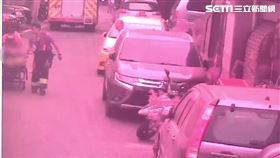 嘉義市第二分局偵查隊前往高雄遞送通知書，余男誤以為債主上門而跳樓受傷。（圖／翻攝畫面）