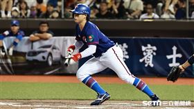 ▲亞錦賽冠軍戰，台灣隊右外野手陳孝允觸擊形成雙殺打，跑壘怒摔頭盔。（圖／記者劉彥池攝影）