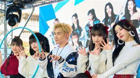 歐漢聲（後排中）為幻藍小熊站台（圖／天空娛樂提供）