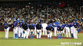 ▲亞錦賽冠軍戰，台灣隊0：1不敵日本隊，球員賽後和球迷鞠躬致意。（圖／記者劉彥池攝影）