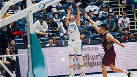 高雄海神一哥胡瓏貿單節砍進5顆三分彈、猛轟17分。（圖／高雄全家海神隊提供）