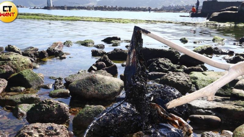 直擊黑色濃稠油汙漂海！北襲基隆潮境公園