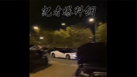 白色法拉利高速衝進南投服務區，國道警察隊警車尾隨在後。（圖／翻攝記者爆料網）