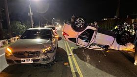 駕車闖紅燈 撞及無辜車輛後自翻車（圖／翻攝畫面）