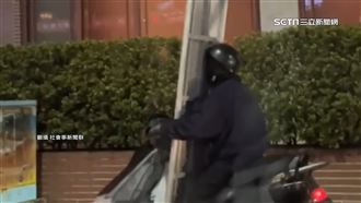 腳踏墊2米鋼板擋視線　民眾：怎麼騎車？