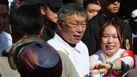 柯文哲、李有宜蘆洲菜市場掃街拜票（1）民眾黨總統參選人柯文哲（前右2）9日上午前往新北市蘆洲水流公市場，陪同黨籍立委參選人李有宜（前右）掃街拜票，現場人潮擁擠。中央社記者趙世勳攝　112年12月9日