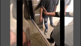 看電影困電梯　民眾怒：處理慢…又墜2次(圖/翻攝畫面)