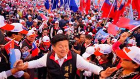 國民黨正副總統候選人侯友誼、趙少康暨區域立委候選人傅崐萁10日成立聯合競選總部，並於花蓮東大門夜市旁舉行「決戰花東快」5萬人誓師大會。（圖／傅崐萁辦公室提供）