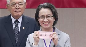 蕭美琴抽中二號，當場貼上號次貼紙。