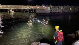 新北市金山水尾漁港11日凌晨2時許發生汽車墜海意外，幸好當時是退潮，汽車並未沉入海中，警消獲報將劉姓男子（65歲）救上岸，當時他全身散發酒味，送醫急救後意識恢復，劉男自稱因車輛操作不當，才不慎衝入漁港，詳細事故原因有待調查釐清。