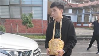 媽媽曬柯辰勳火化照片　親哥捧骨灰回家了