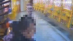 苗栗女子持偽造50元硬幣到娃娃機店兌換10元硬幣。（圖／翻攝畫面）
