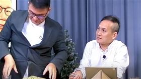 ▲翻臉！黃揚明「怒甩麥克風」丟千鈔走人：車馬費還你　葉元之尷尬畫面曝（圖／翻攝自不演了新聞台YouTube）