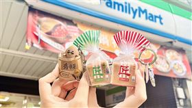 全家將具有代表性的熟食品牌「夯番薯」與烘焙品牌「匠土司」等比縮小，分別變身為3D造型一卡通與悠遊卡。（圖／超商業者提供）