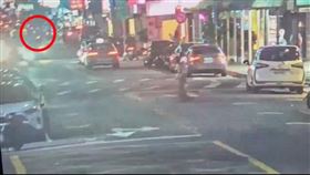 北市沈男不爽簽收罰單，警方公布路口監視器影像，確認沈男巷弄轉彎時沒禮讓行人，違規明確。（圖／翻攝畫面）
