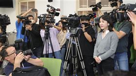 民進黨立院黨團記者會　謝衣(鳳)衝現場（2）民進黨立法院黨團11日舉行「中國介選滲透KMT？」記者會，國民黨立委謝衣(鳳)（右）衝到民進黨團記者會現場，引發關注。中央社記者謝佳璋攝　112年12月11日