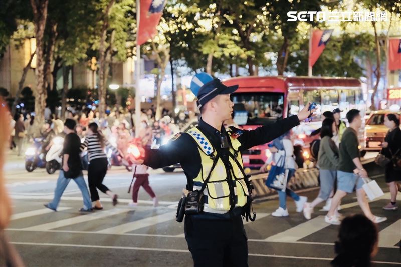 警方在現場疏導。（圖／翻攝畫面）