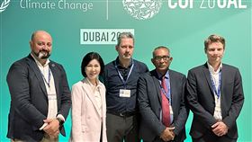 台達攜手國際組織共同於COP28舉辦周邊會議，台達品牌長暨基金會副董事長郭珊珊（左2）向國際分享內部碳定價實績。（圖／台達提供）