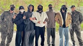 RM,V入伍。（圖／翻攝自推特）