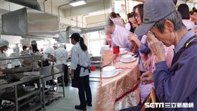 95學生義煮給弱勢長輩／記者張雅筑攝