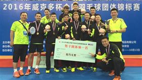 曾跟林丹（左2）合作拿下羽球團體賽冠軍的前中國男雙國手于小渝(右1蹲者)溺水身亡。（圖／翻攝自于小渝微博）