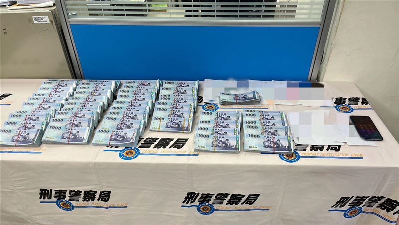總統大選1組頭羈押　查扣869萬賭金擺滿桌