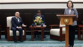 蔡總統接見新任日本駐台代表片山和之總統蔡英文（右）11日在總統府接見新任日本駐台代表片山和之（左），蔡總統說，片山和之有豐富的駐外經驗，對台灣也很熟悉，留學美國時曾以台灣民主化為題研究，相信他派駐台灣後，能更深入了解台灣民主成果。中央社記者鄭傑文攝  112年12月11日