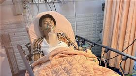 ▲曾任台北市議員，因涉貪被拔掉議員職務的蔡坤龍，喝下菜頭湯後被送上救護車。（圖／翻攝自蔡坤龍臉書）