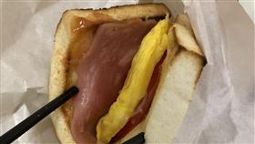 原PO表示，在早餐店點到50元的火腿蛋吐司。（圖／翻攝自爆怨公社）