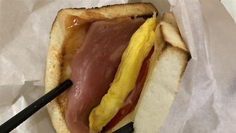 早餐店點火腿蛋吐司!他一看食材驚:50元