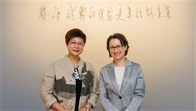 蕭美琴、林志潔參訪台積創新館民進黨副總統參選人蕭美琴（右）與同黨新竹市立委參選人林志潔（左）11日參訪台積創新館，蕭美琴表示，此行能更了解台灣科技產業，也代表民進黨重視台灣科技產業在全球供應鏈地位。（林志潔團隊提供）中央社記者郭宣(文三)傳真  112年12月11日