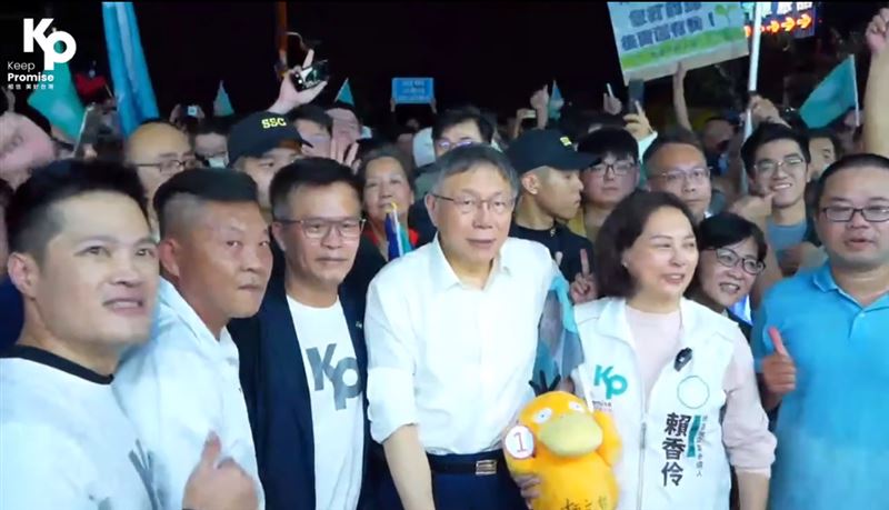 柯粉扛阿北氣球遊街遭批：遇到一定倒讚！