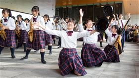 「橘色惡魔」高雄承億酒店快閃表演有「橘色惡魔」之稱的日本京都橘高校吹奏樂部10日在高雄時代大道演出，11日上午又在入住的高雄承億酒店戶外廣場進行快閃表演。（高雄承億酒店提供）中央社記者蔡孟妤傳真  112年12月11日