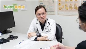 花蓮慈濟醫院心臟內科朱新凱醫師表示，治療周邊動脈阻塞疾病除了服用藥物之外，氣球擴張術、血管內支架放置等導管手術是近年來比較常被醫師所使用的新型手術方式。