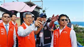 陳建仁視察蘭嶼  關心風災復建行政院長陳建仁（前左）11日上午前往蘭嶼，在原住民族委員會副主任委員谷縱．喀勒芳安（前右）陪同下，視察東清村颱風小犬災後住宅修繕復原狀況與進度。（行政院提供）中央社記者李先鳳傳真  112年12月11日