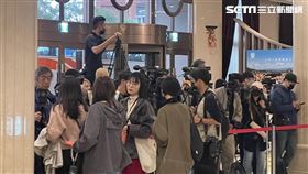 橘色惡魔在汐止的快閃演出，遇雨改為室內表演，早晨8時擠滿民眾等候。（圖／記者王翊綺攝影）