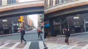 行人闖紅燈「跳舞過馬路」！囂張比中指…駕駛全看傻　13秒影片曝光（圖／翻攝自爆料公社臉書）