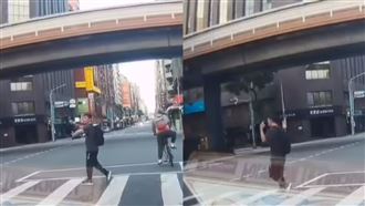 行人闖紅燈比中指　跳舞過馬路駕駛全看傻