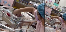 顧新生兒「扭頭、重放」　護：不有我這樣（圖／翻攝爆料公社）