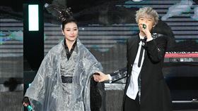 八三夭唱到壓軸「倚天屠龍記」周海媚以古裝扮相登場。