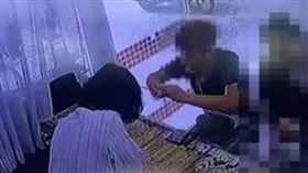 ▲毛男膽大包天，假裝顧客至銀樓消費卻趁店員不注意時「下手行搶」，惡劣行徑遭警逮。（圖／警方提供）