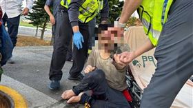 ▲苗栗賴男竊取電塔上電纜線，未料摔落落電塔內井受困1天1夜，搜救人員以垂吊方式將其成功救出。（圖／翻攝畫面）