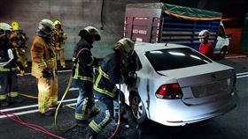 國道5號北上21.8公里路段雪隧內，今天清晨4時許發生一起死亡車禍，一輛貨車因故障停在內側車道，後方白色小客車疑未注意，不慎發生追撞，葉姓小客車駕駛一度受困車內，警消人員獲報到場救援，葉男被救出時已無呼吸心跳，經送醫急救仍傷重不治，詳細事故原因仍待警方釐清。