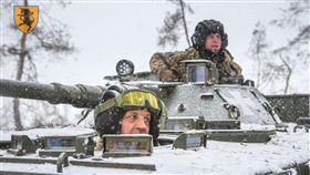 俄烏戰爭、烏克蘭士兵、烏克蘭軍隊、烏克蘭軍人、戰火、坦克戰車、冬天下雪作戰。（圖／翻攝自澤倫斯基臉書）