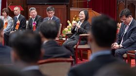 蔡英文總統今（12）日上午接見「第25屆國家建築金質獎」及「第20屆國家品牌玉山獎」得獎代表。（圖／總統府提供)