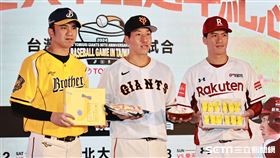 ▲讀賣巨人軍90週年紀念台灣試合，王威晨、林立回贈巨人投手大勢拌手禮。（圖／記者劉彥池攝影）