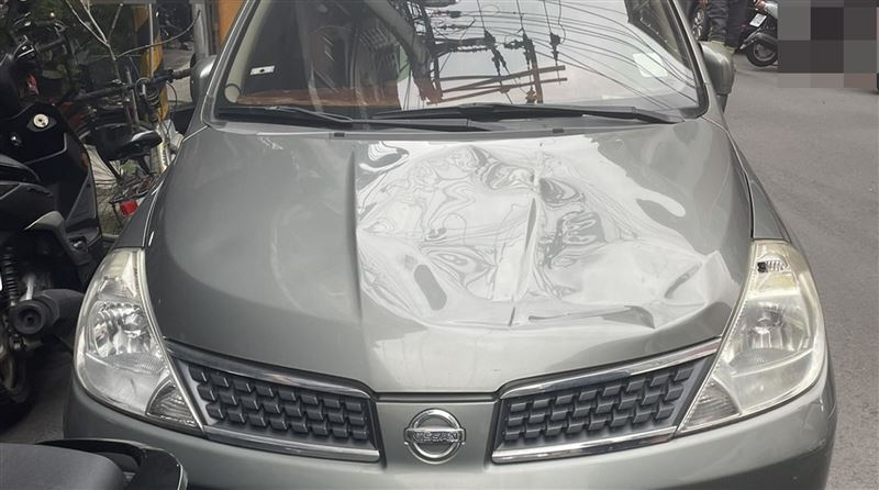 女童高處墜落　幸掉在汽車引擎蓋撿回1命