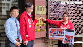 ▲台灣基進黨主席王興煥(中)、不分區立委候選人楊佩樺(右)及律師，赴北檢對粉專「WeCare冥禁洞」提告。（圖／記者楊佩琪攝）